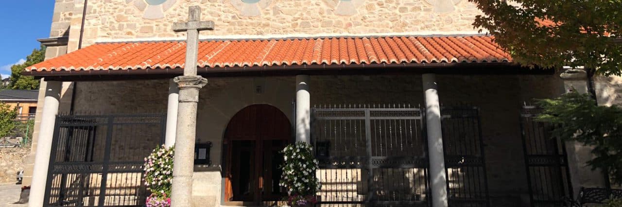 Fachada de la parroquia de Navacerrada