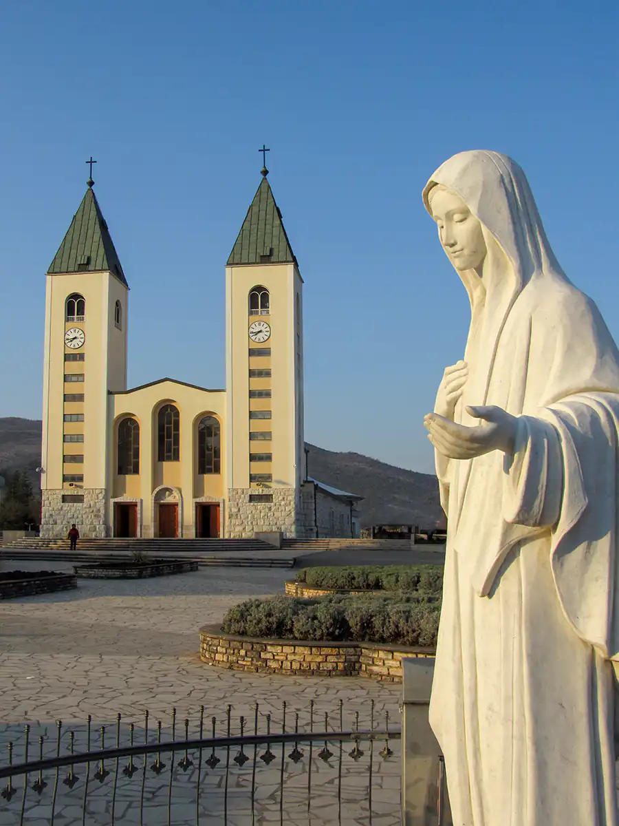 imagen virgen de la paz y templo